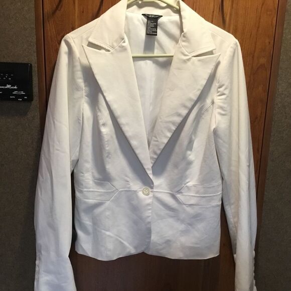 NWOT. Maurice’s Women’s White Blazer Size 11//12. - Picture 2 of 9
